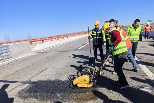 這場(chǎng)路面坑槽修補(bǔ)新材料試用觀摩會(huì)有看點(diǎn)